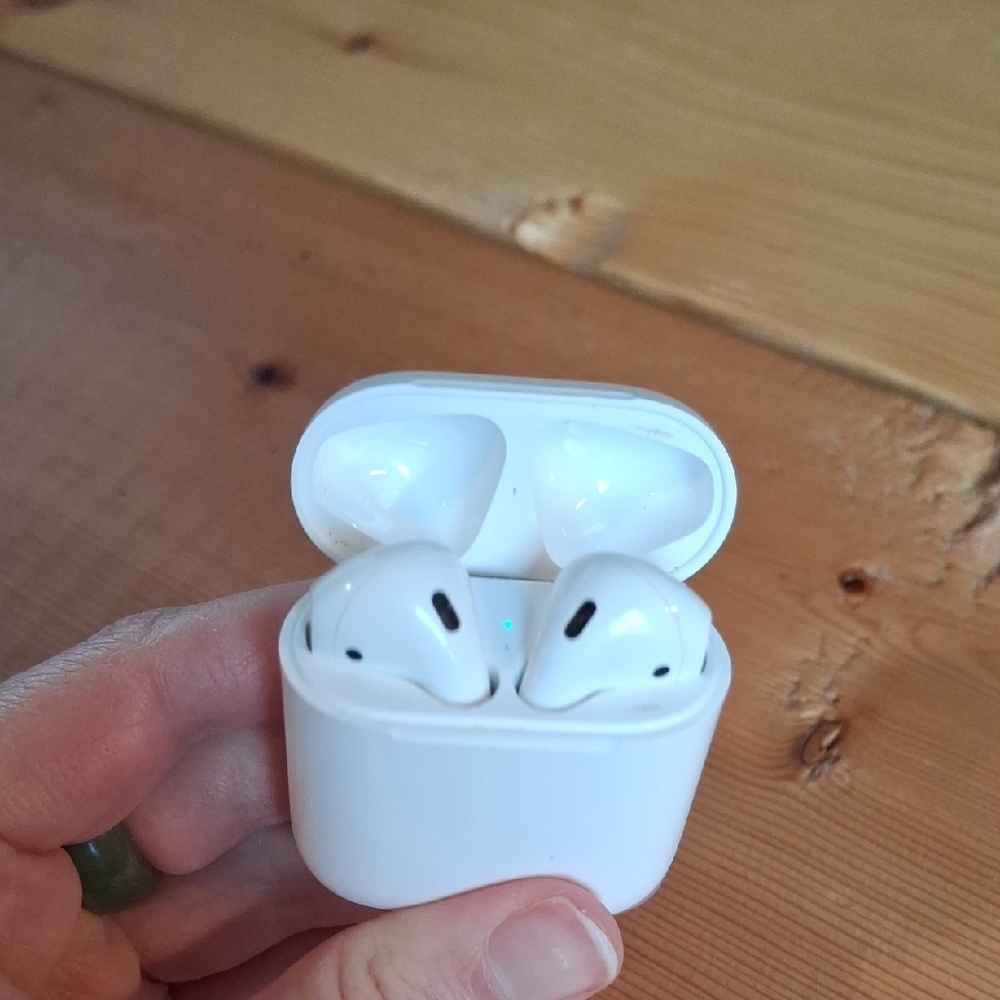 Apple Airpods 2nd Generation A2031 - Picture 3 of 4